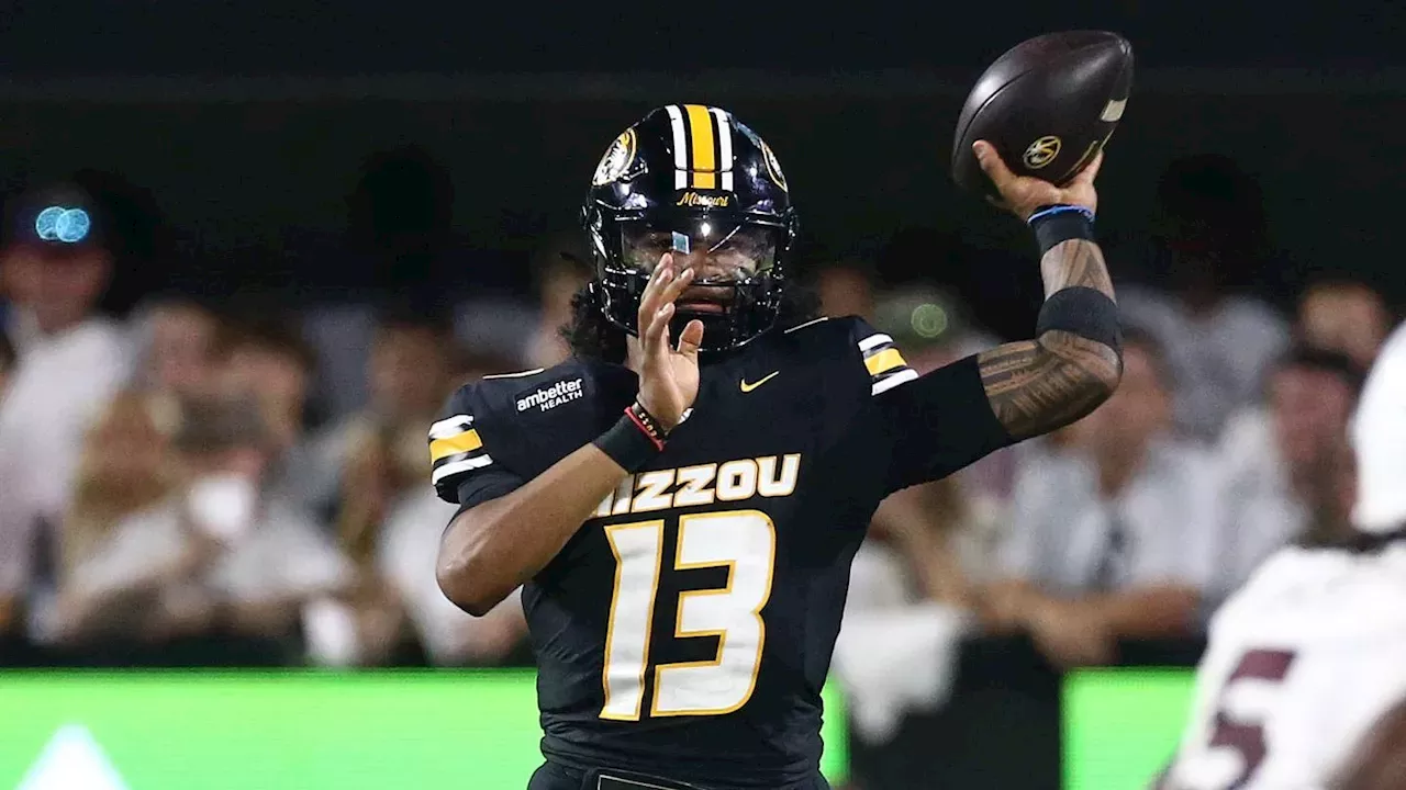 Austin Simmons throwing a pass during the Mizzou football loss 2026