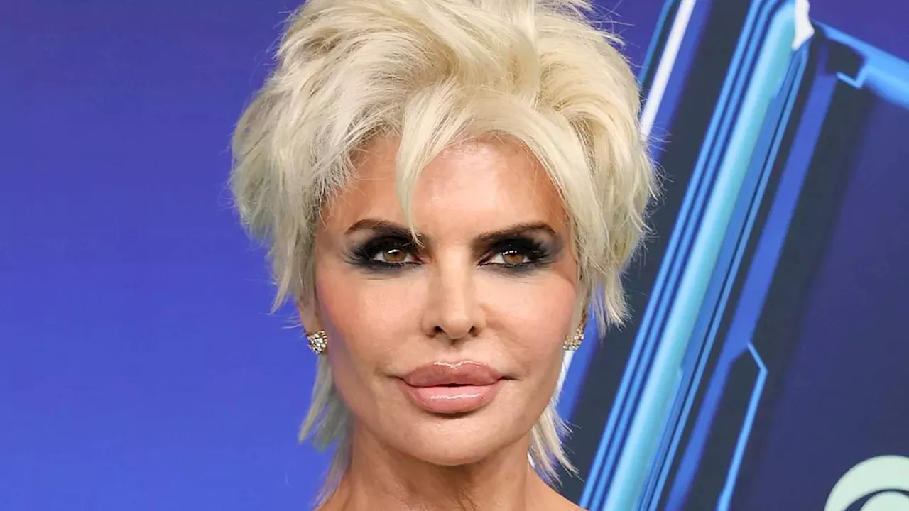 Lisa Rinna VMA blonde wig 2026 style debut on the red carpet